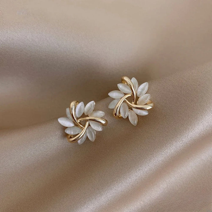 Chiara | Orecchini eleganti dorati con raffinati fiori in opale