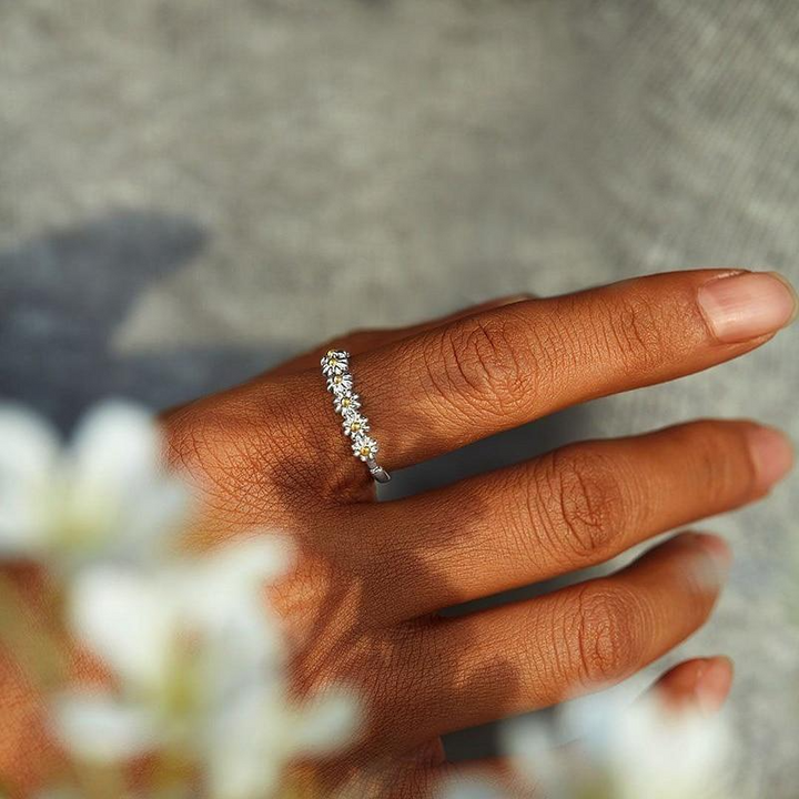 Marisa | Anello regolabile in argento e smalto dipinto a mano con margherite