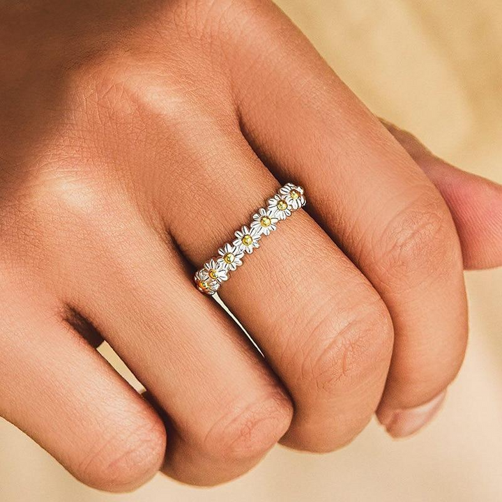 Marisa | Anello regolabile in argento e smalto dipinto a mano con margherite
