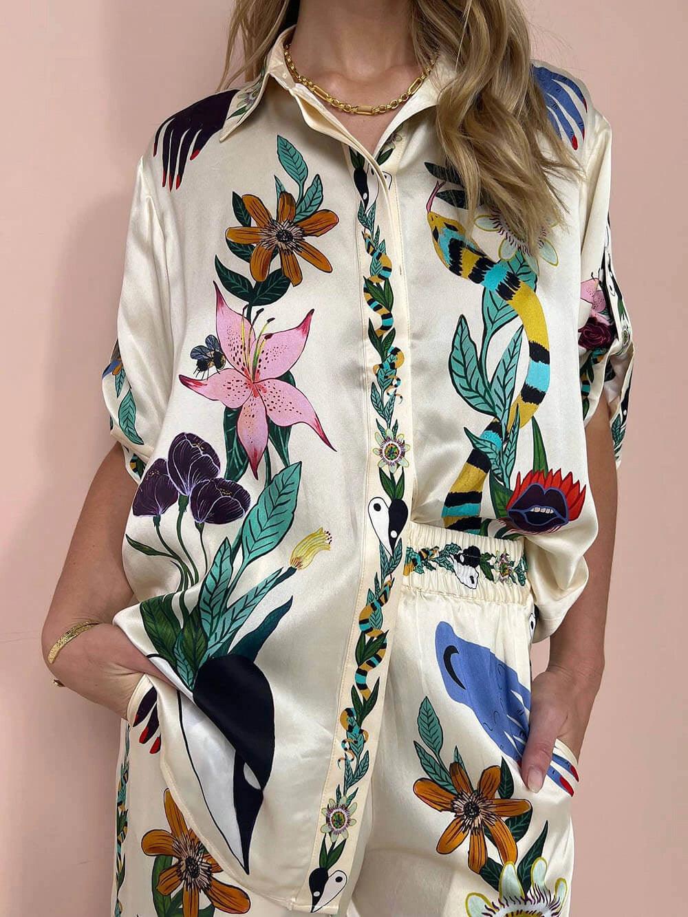 Concetta | Completo in raso con camicia e pantaloni, stampa originale in stile vacanza
