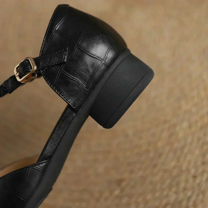 Greta | Scarpe classiche in pelle con cinturino a T e dettaglio intrecciato