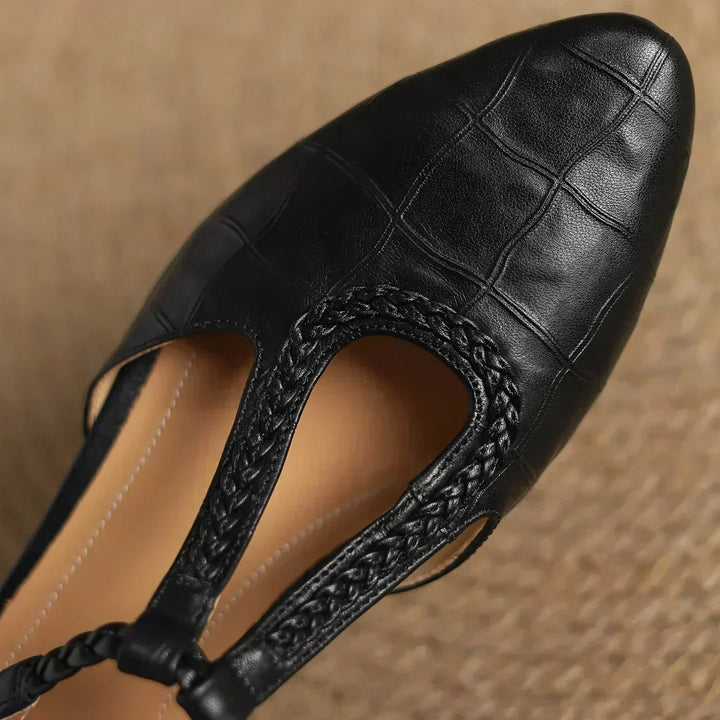 Greta | Scarpe classiche in pelle con cinturino a T e dettaglio intrecciato