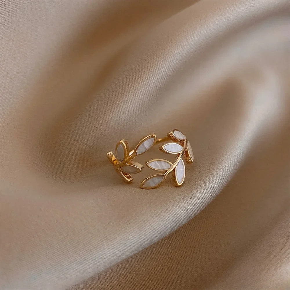 Editta | Anello regolabile dorato con foglia in opale bianco