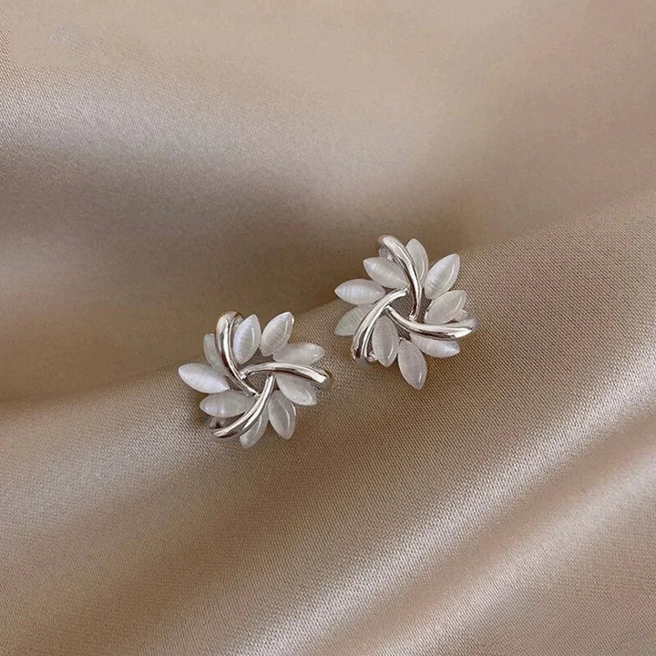 Chiara | Orecchini eleganti dorati con raffinati fiori in opale