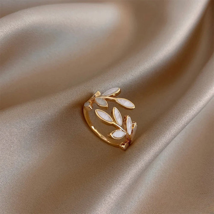 Editta | Anello regolabile dorato con foglia in opale bianco