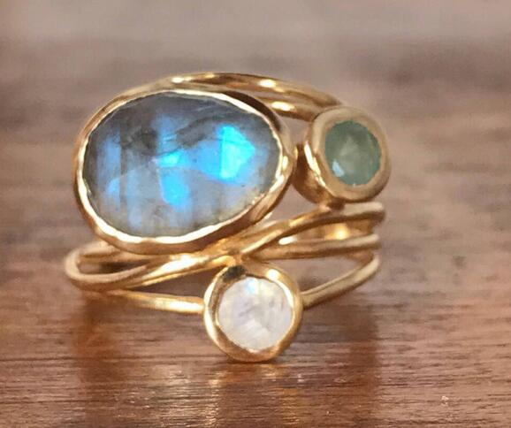 Carolina | Anello vintage con pietra di luna blu incastonata
