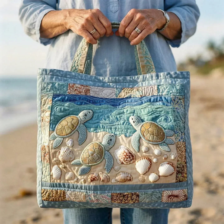 Luisa | Borsa trapuntata con tartarughe marine sulla riva