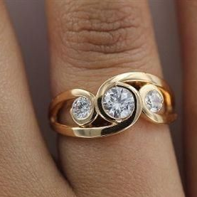 Chiara | Anello d'oro vintage a spirale con zirconi incastonati